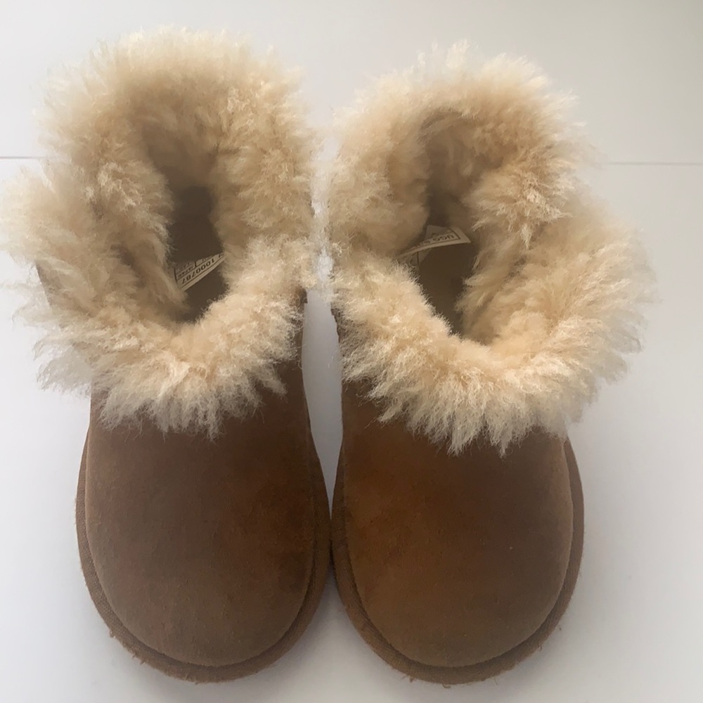 Kids Ugg. Size 6 color chestnut/dark tan